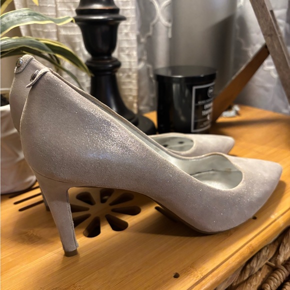 Michael Kors Women's Silver Pumps - Picture 4 of 6
